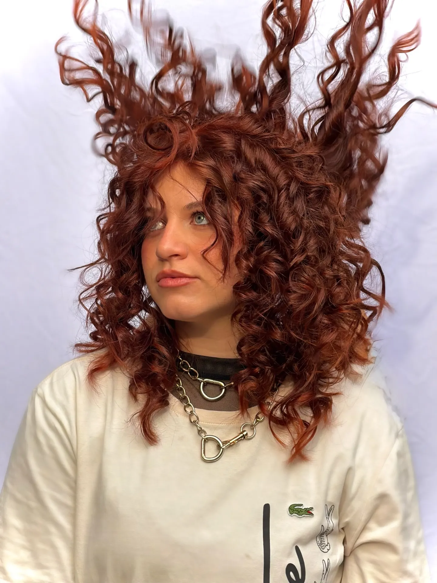 Ruivo cacheado em produção editorial, cabelo de Gabi Tonete